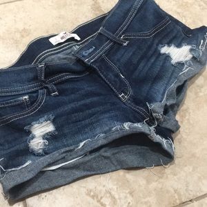 Low-rise short shorts